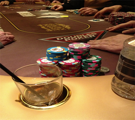 Đánh Bạc Texas Hold'em: Hành Trình Tâm Lý Của Người Chơi Hàng Đầu